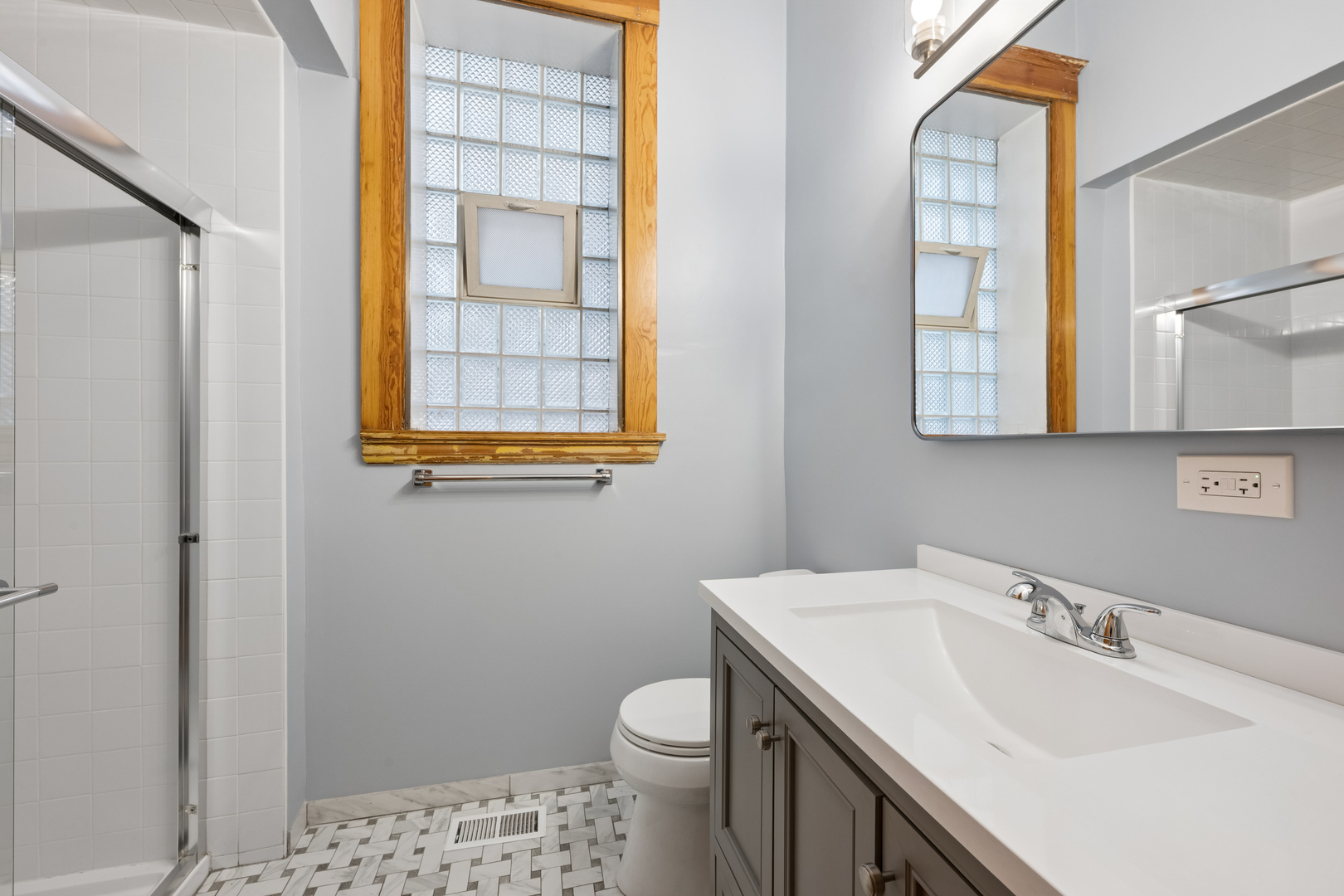 709 W Roscoe Street Unit: 1F