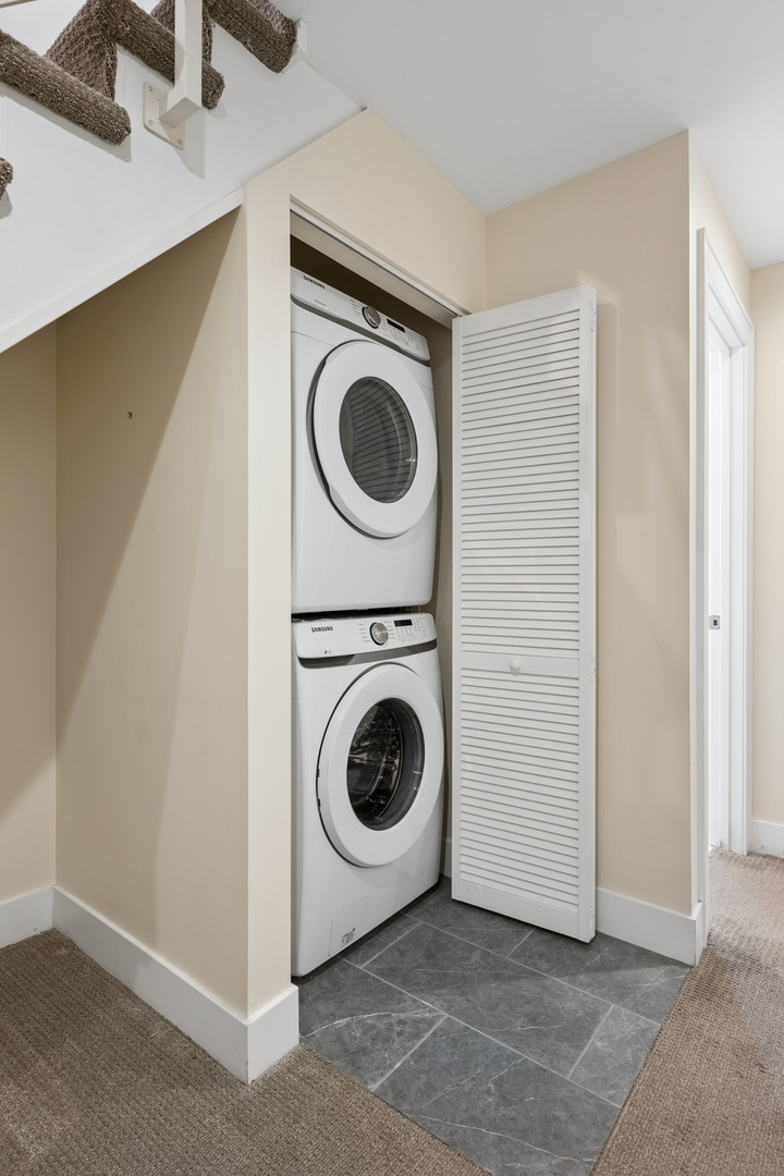 709 W Roscoe Street Unit: 1F