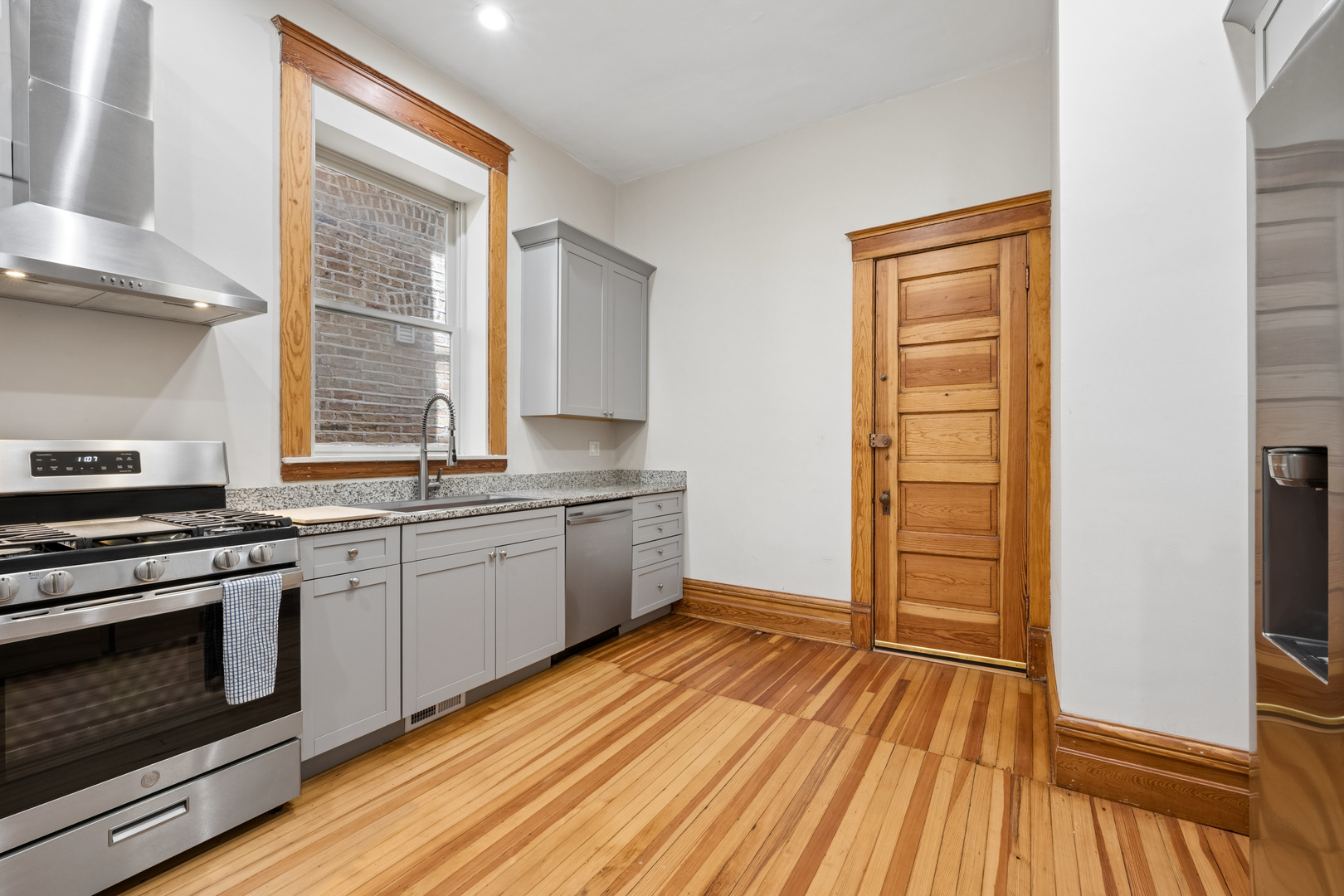 709 W Roscoe Street Unit: 1F