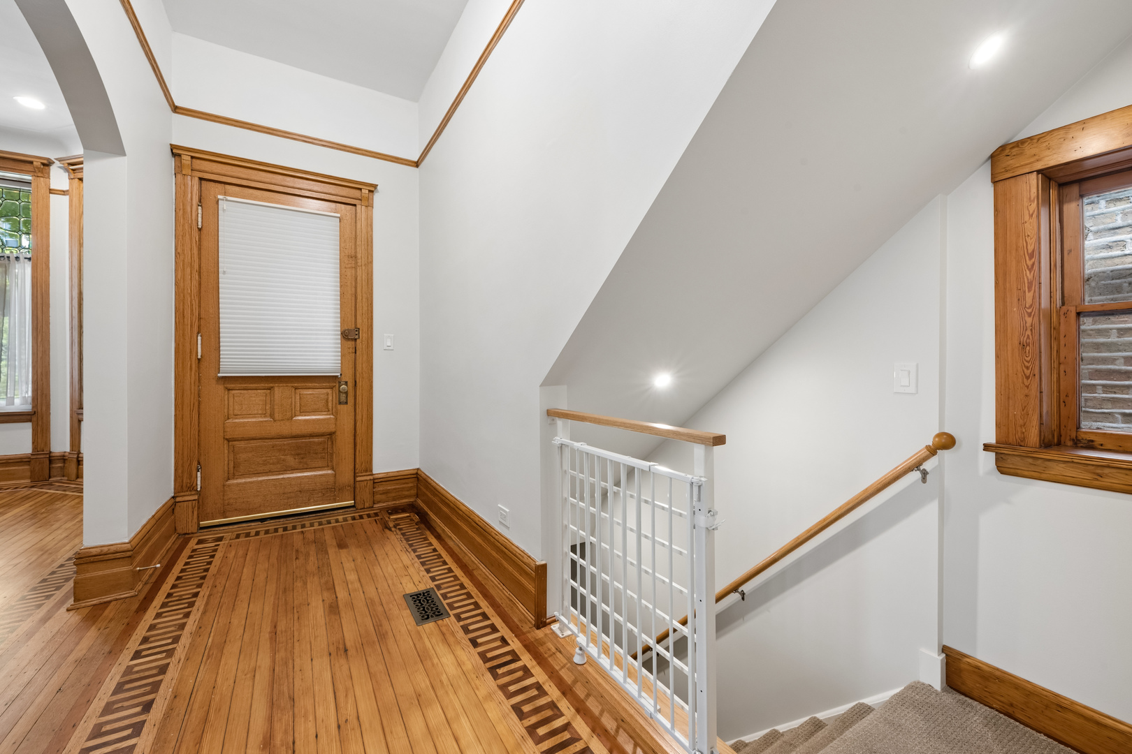 709 W Roscoe Street Unit: 1F