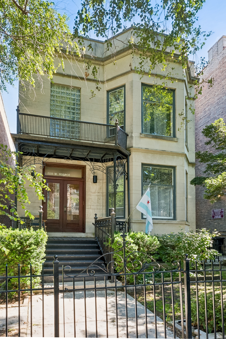 709 W Roscoe Street Unit: 2R
