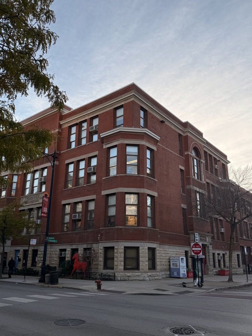 709 W Roscoe Street Unit: 2R