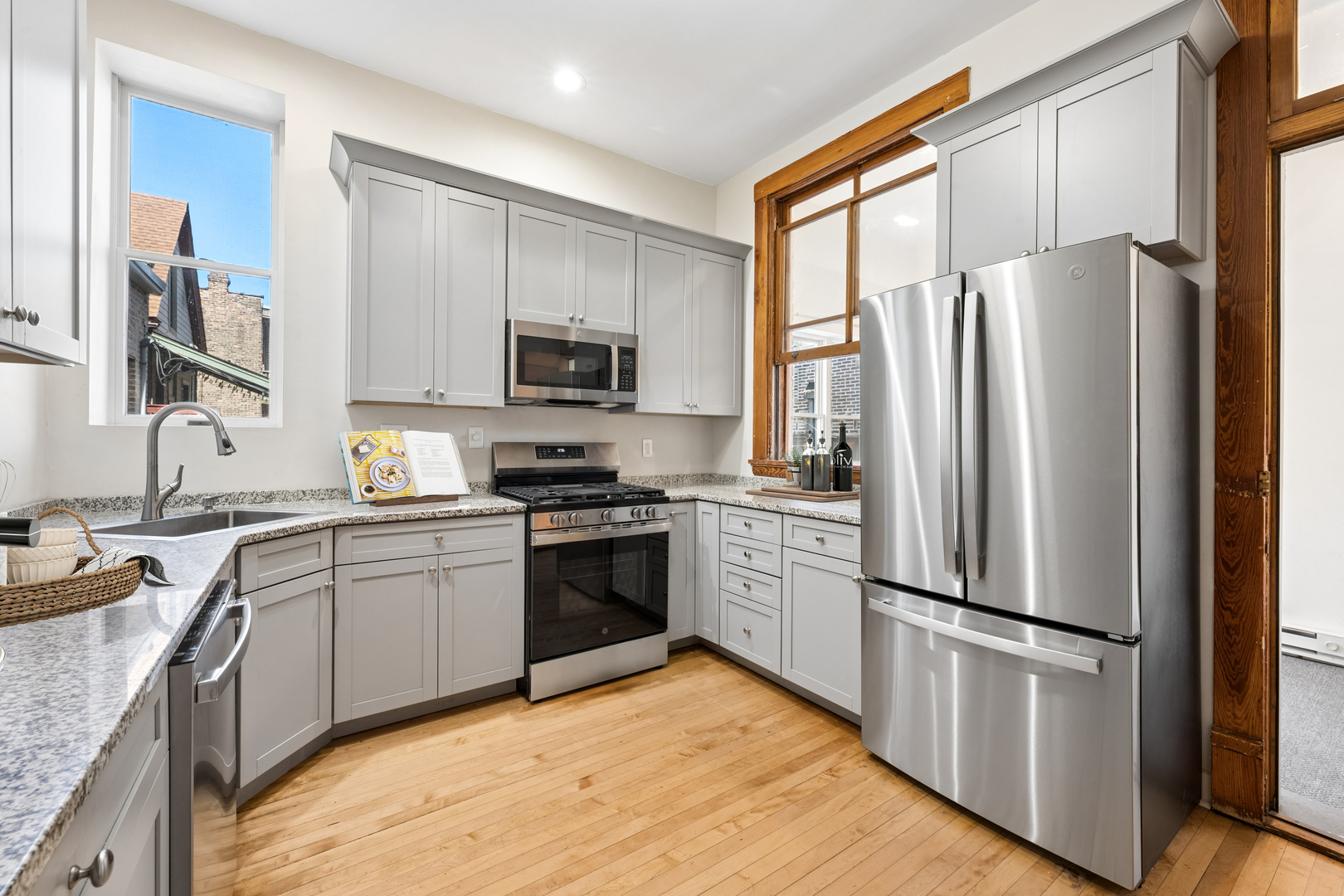 709 W Roscoe Street Unit: 2R