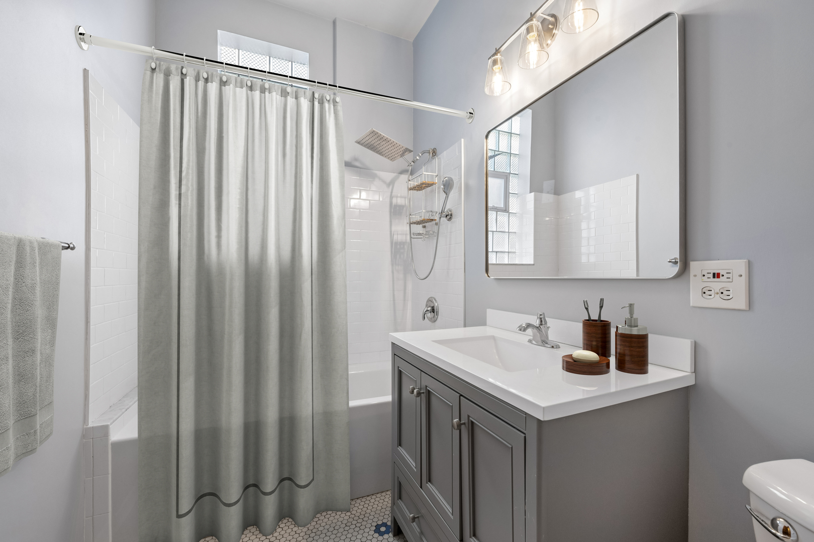 709 W Roscoe Street Unit: 2R