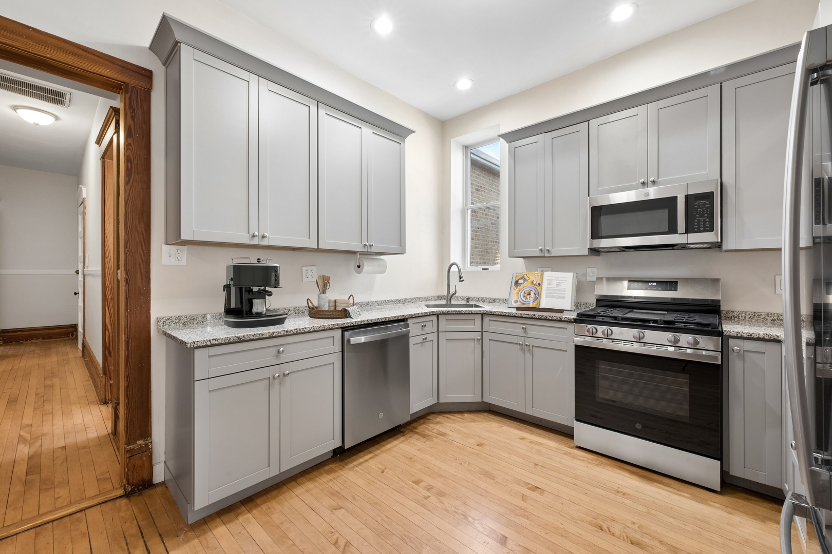 709 W Roscoe Street Unit: 2R