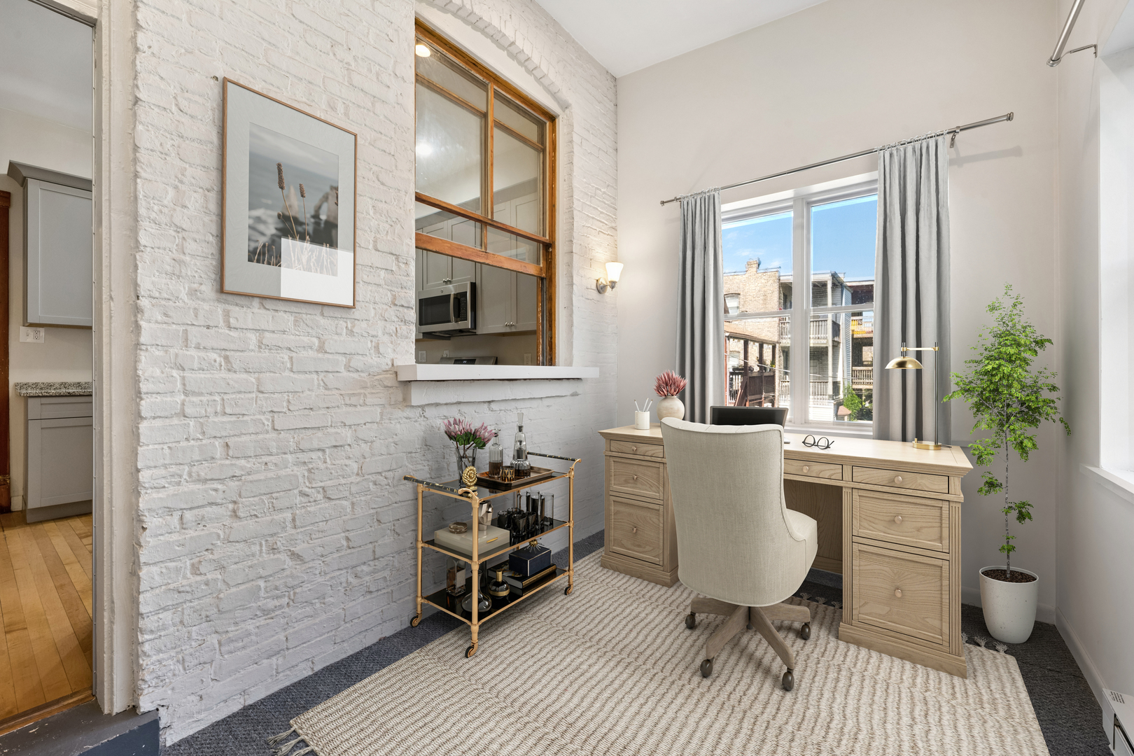 709 W Roscoe Street Unit: 2R