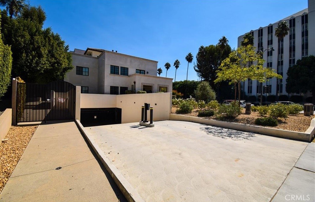 4661 Wilshire Boulevard 102