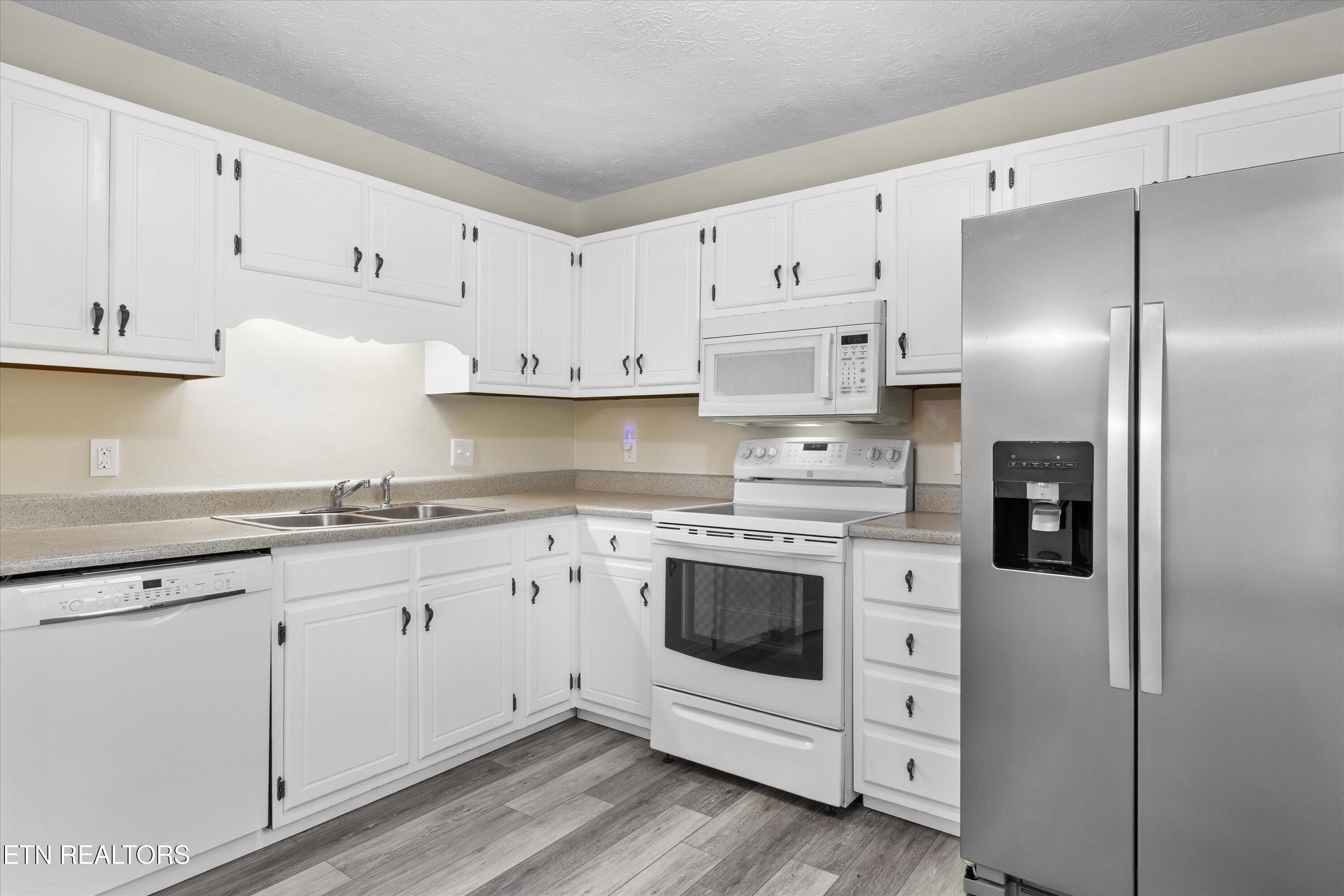 5013 Laurel Woods Drive
