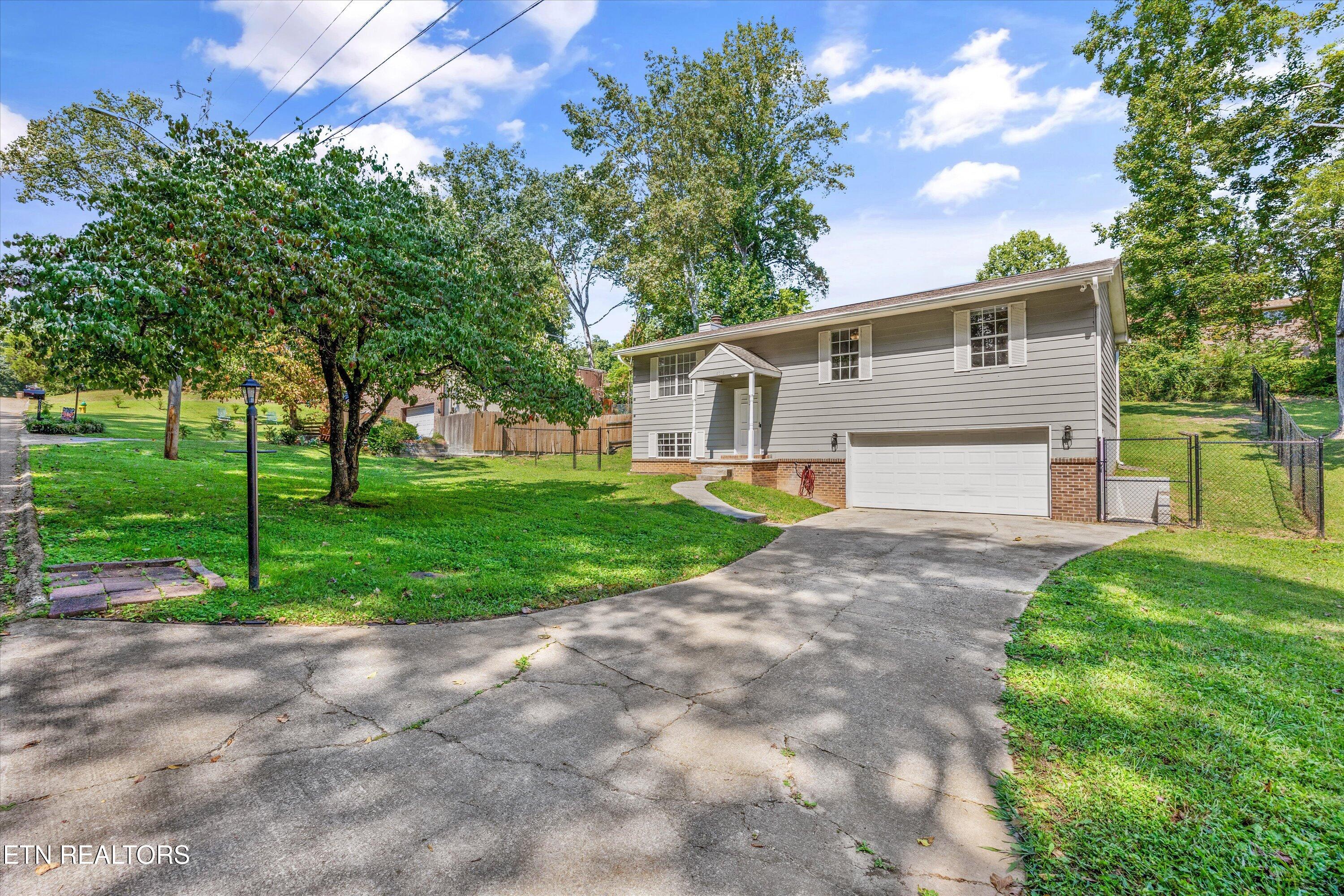 5013 Laurel Woods Drive