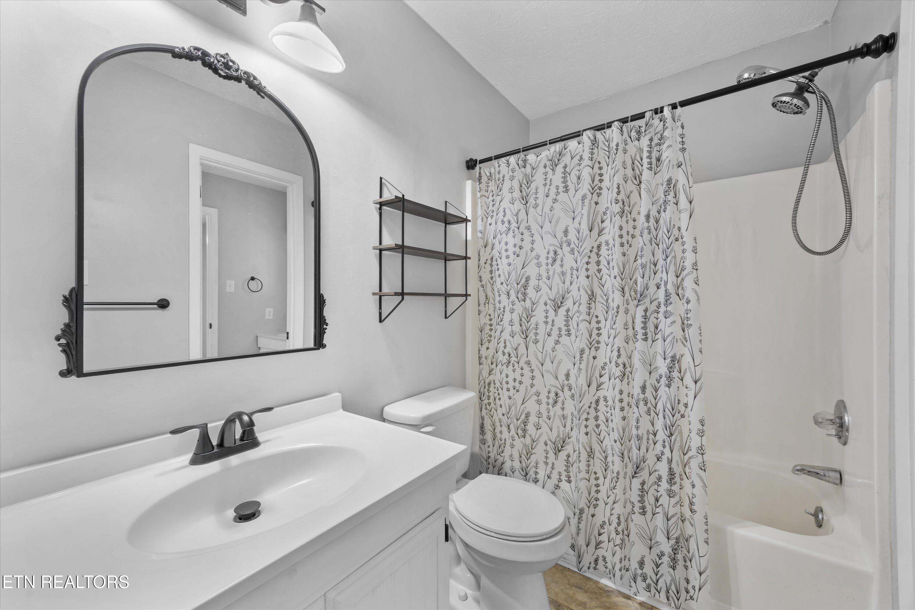 5013 Laurel Woods Drive