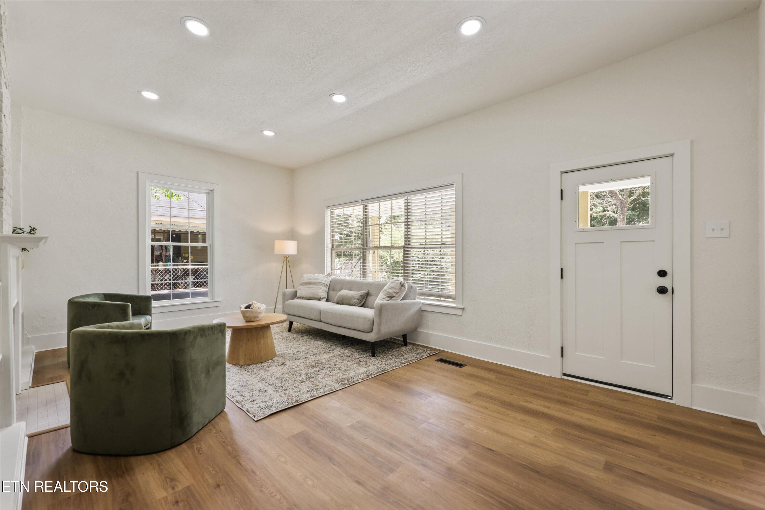 411 E Quincy Ave