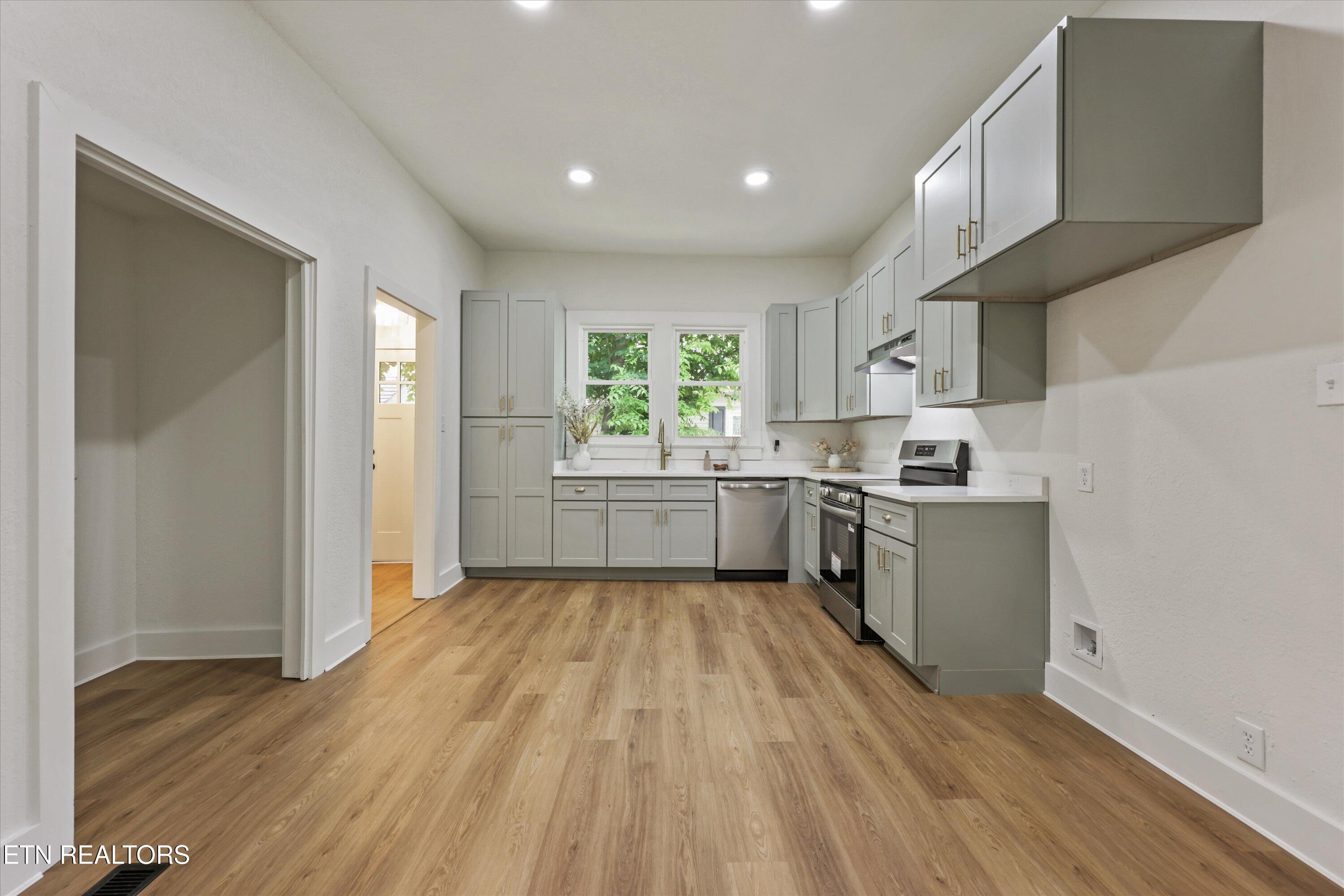 411 E Quincy Ave