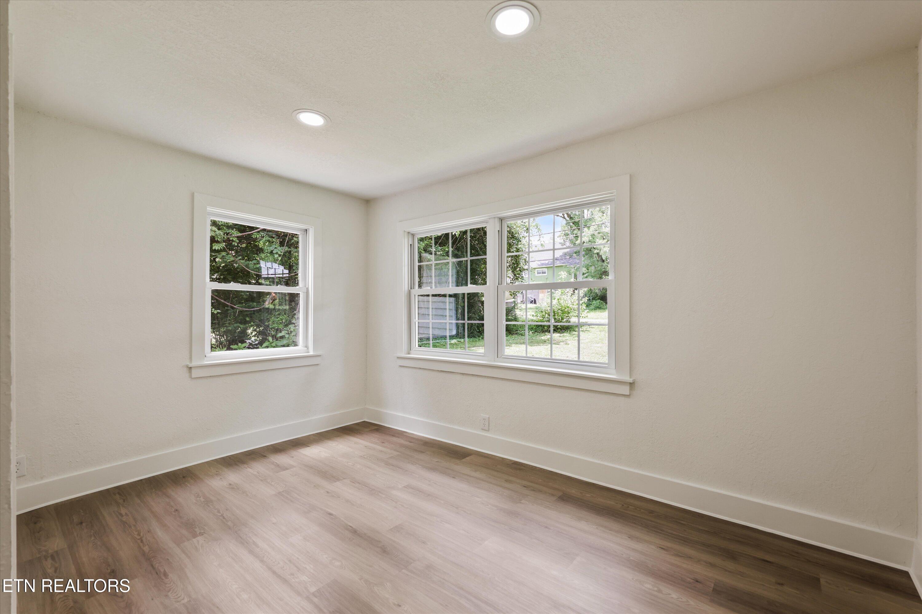 411 E Quincy Ave