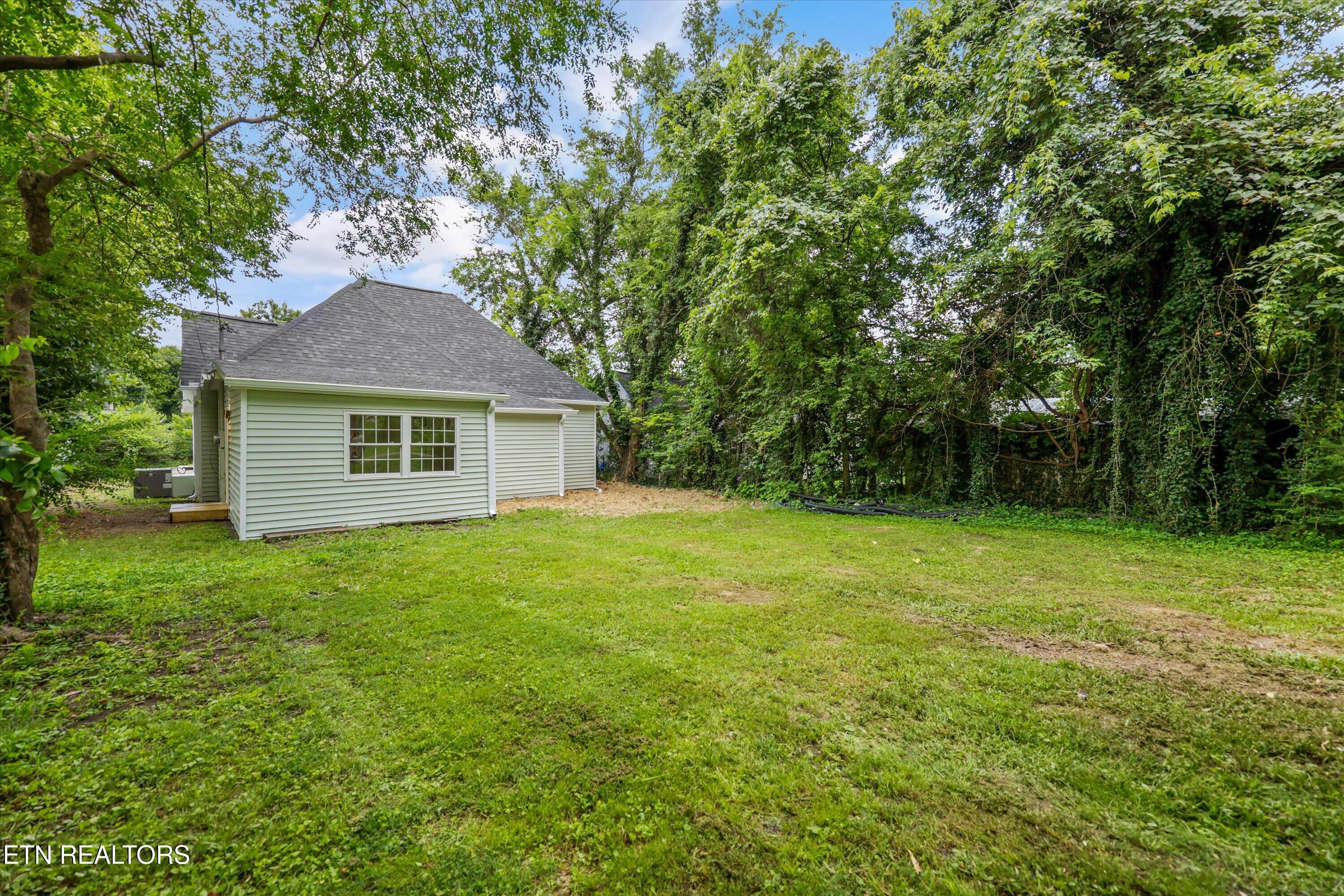 411 E Quincy Ave