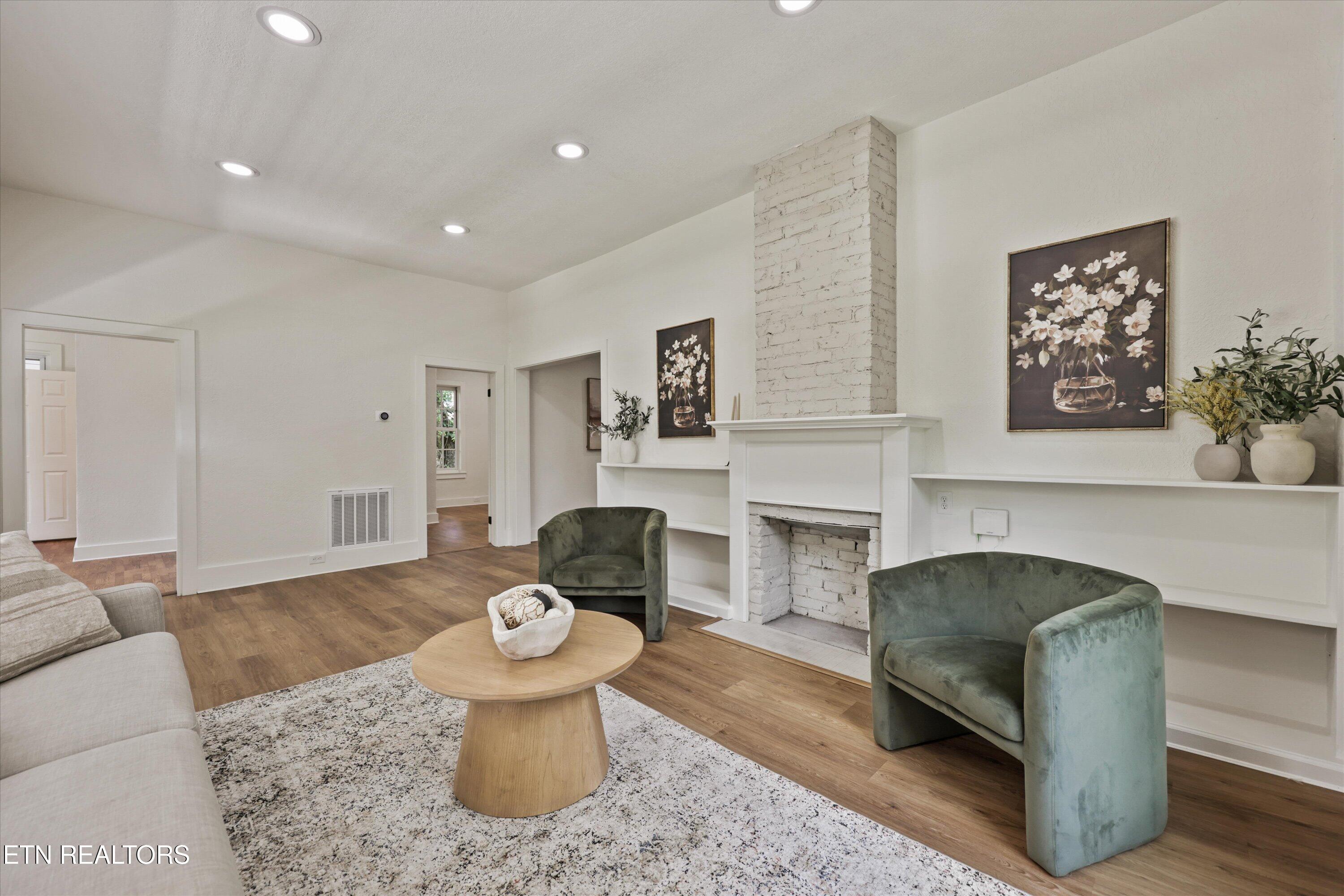411 E Quincy Ave