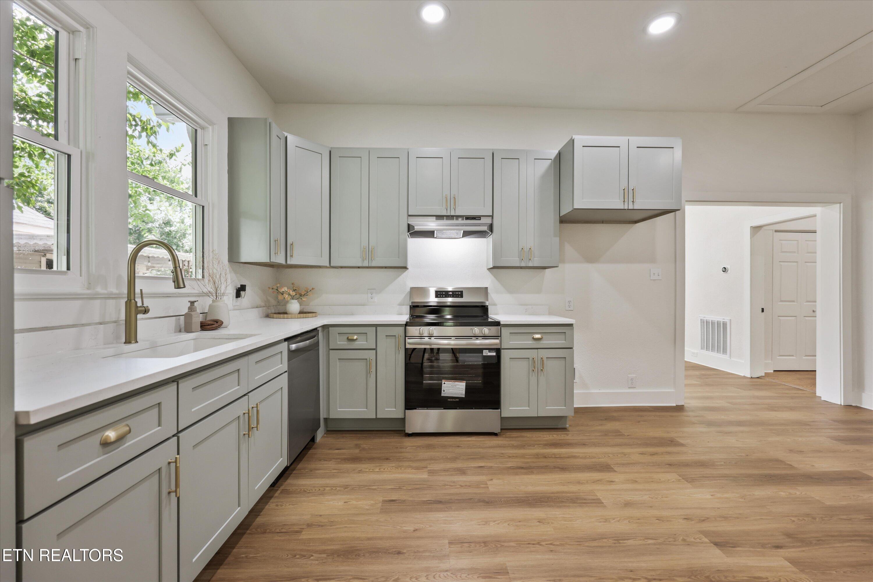 411 E Quincy Ave