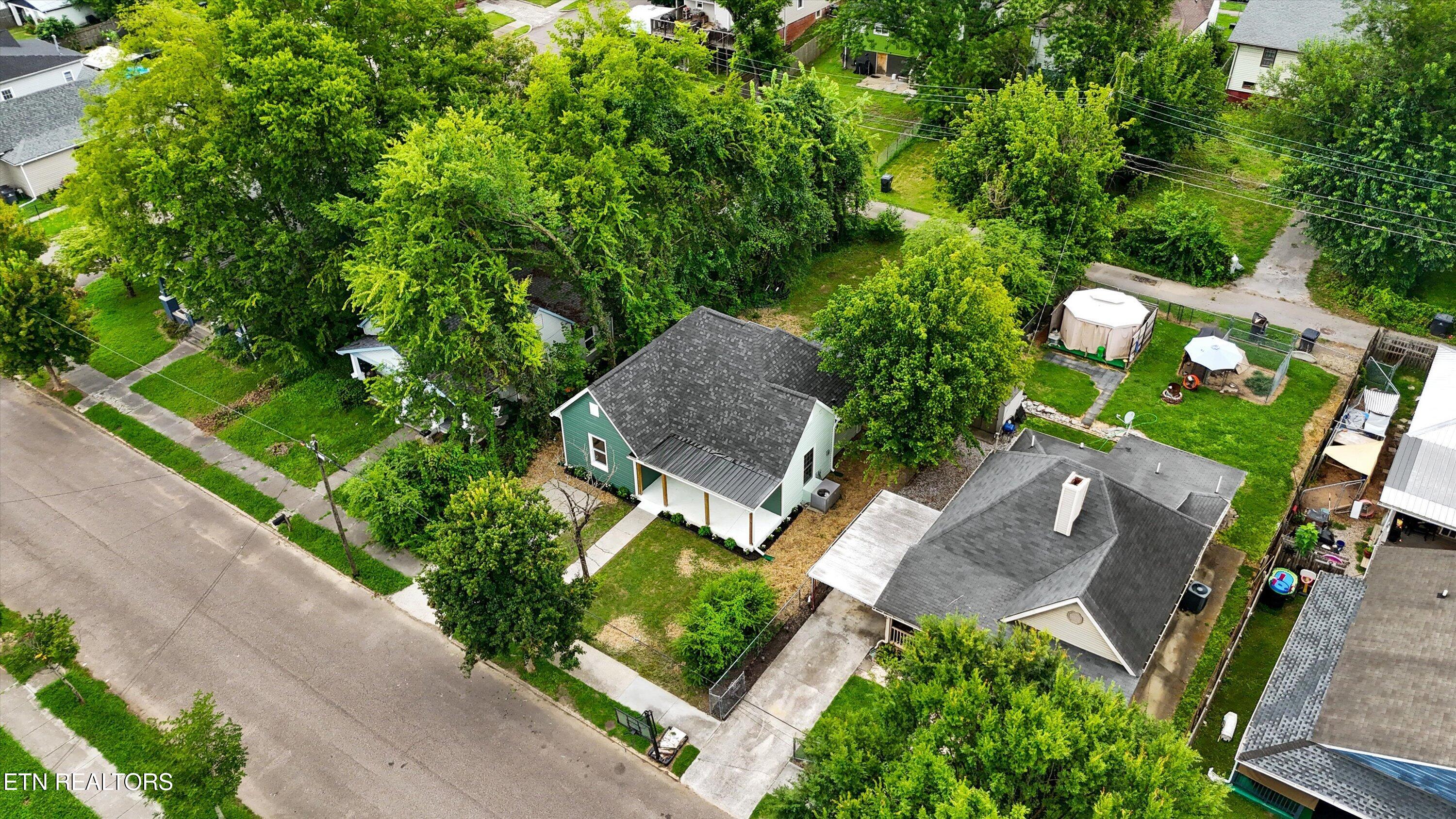 411 E Quincy Ave