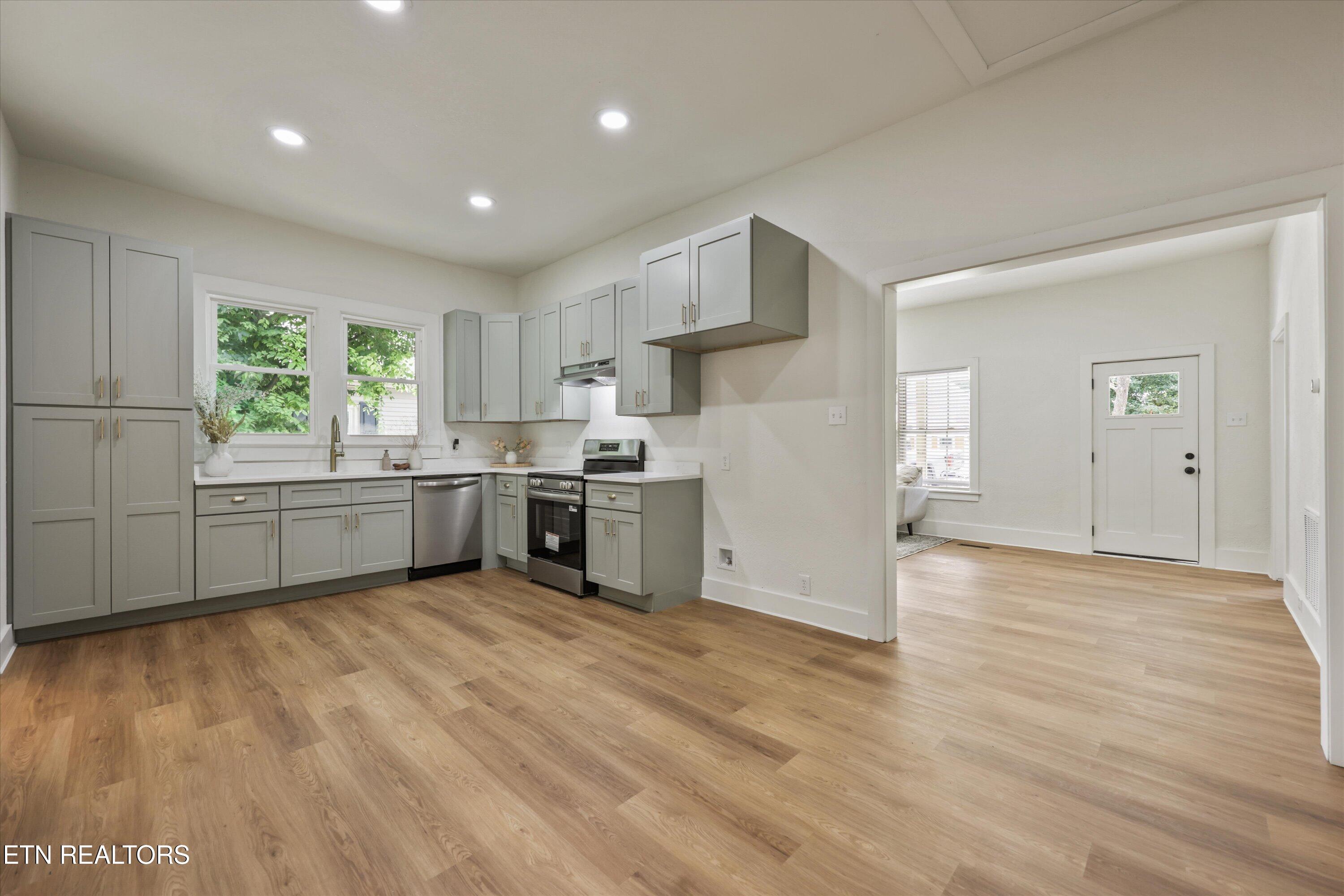 411 E Quincy Ave