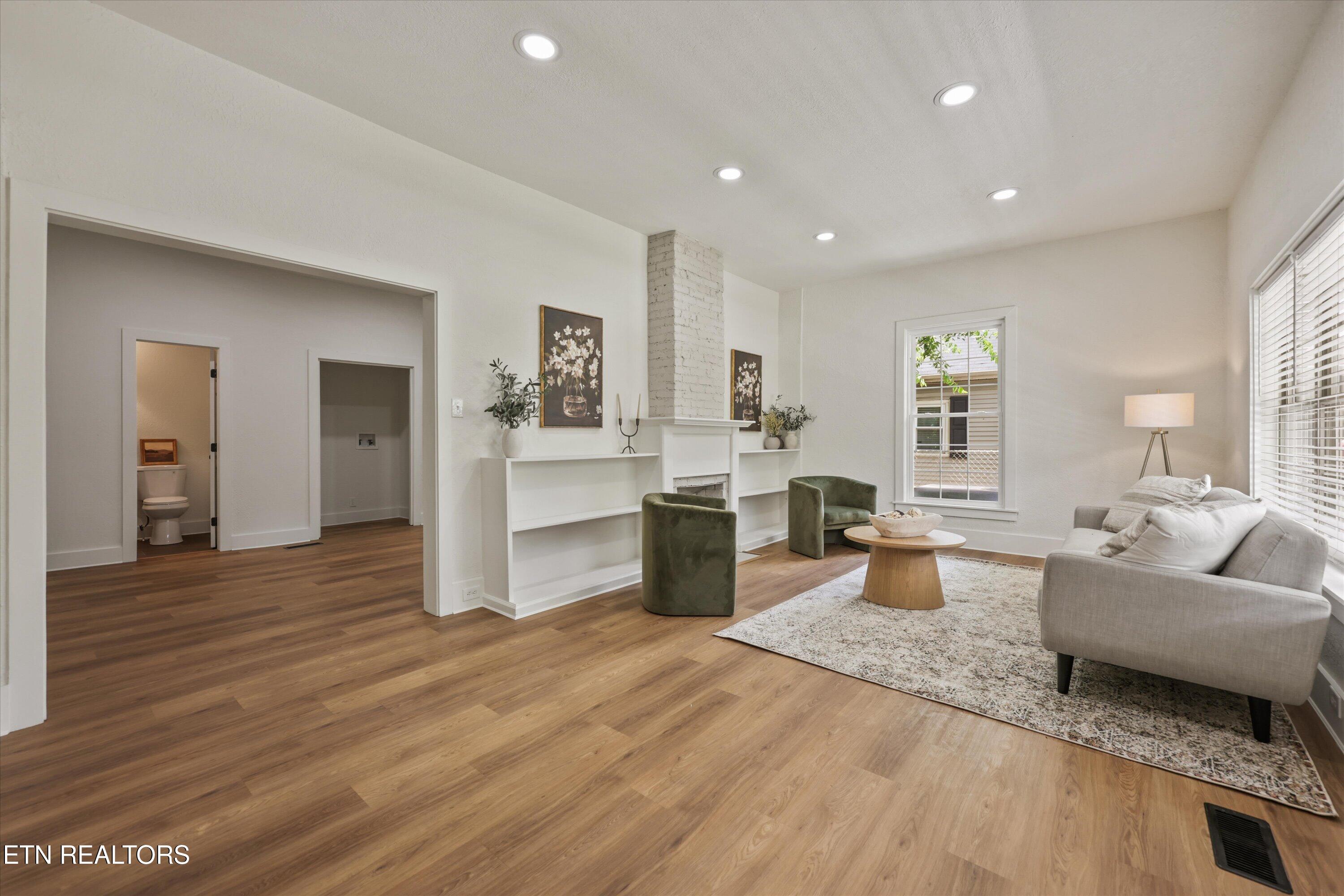 411 E Quincy Ave