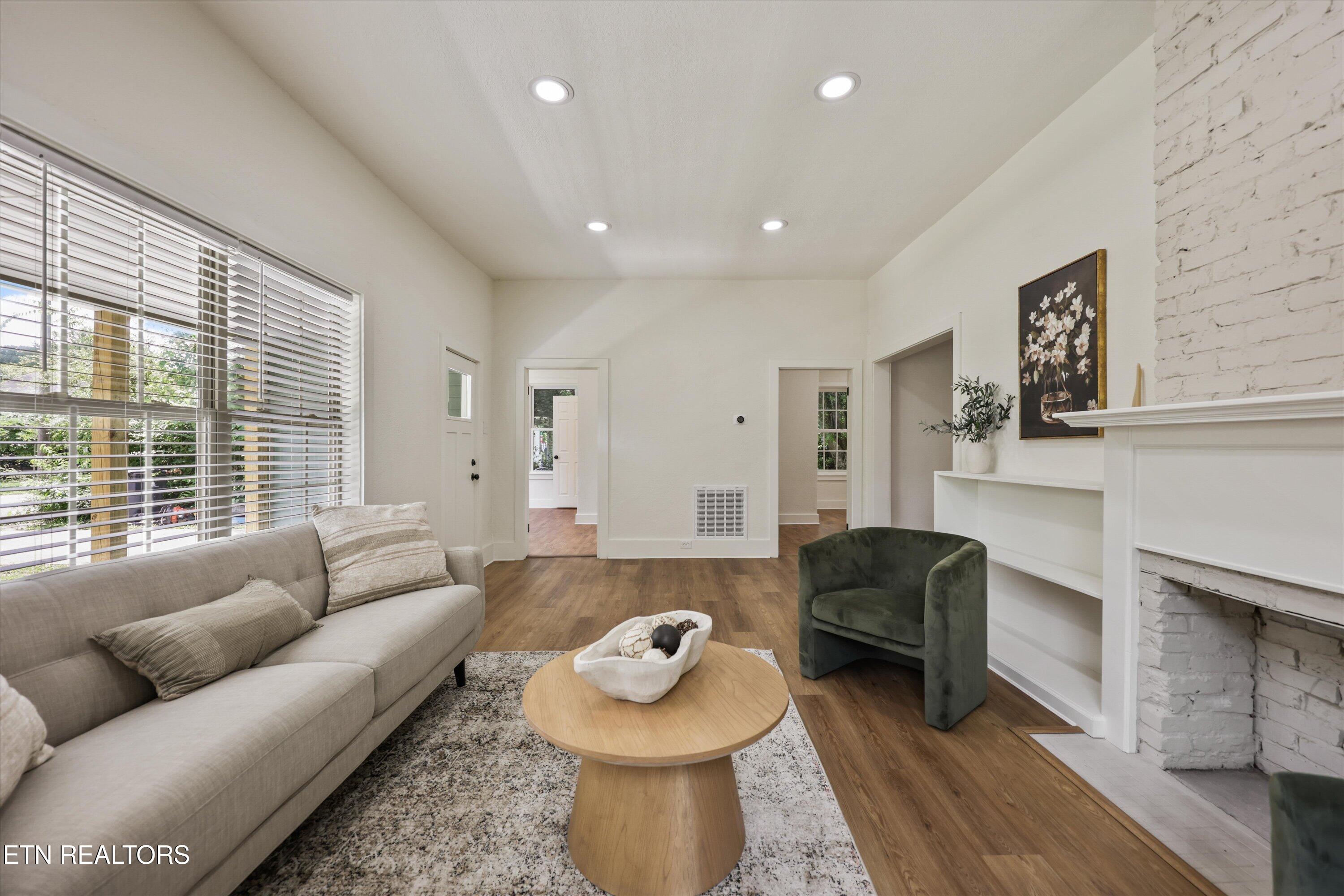 411 E Quincy Ave