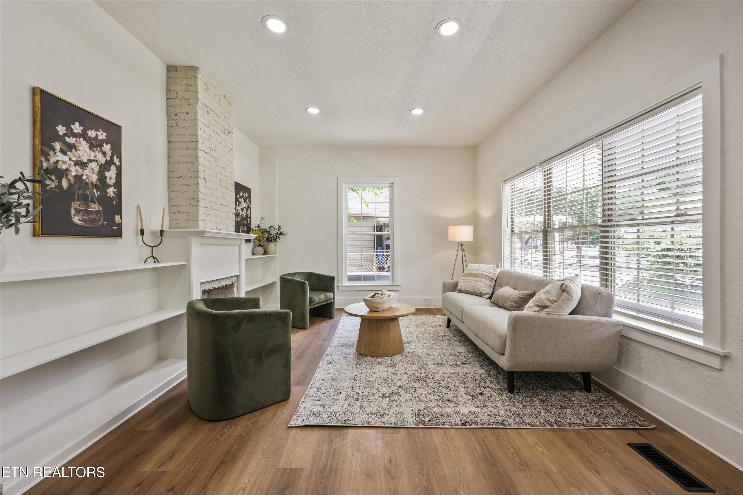 411 E Quincy Ave