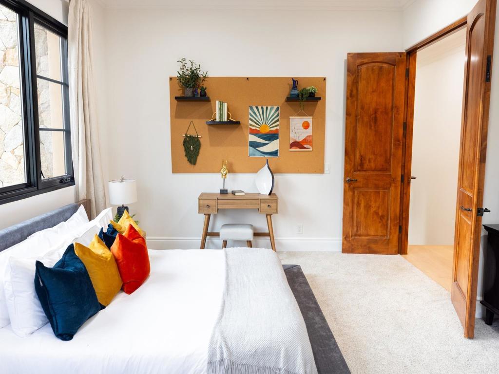 18000 Sunset Point Road