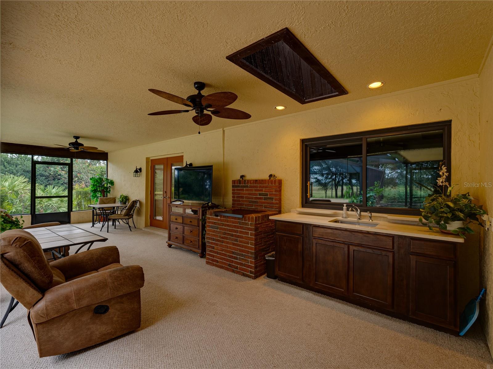 1341 COUNTRY OAKS BLVD