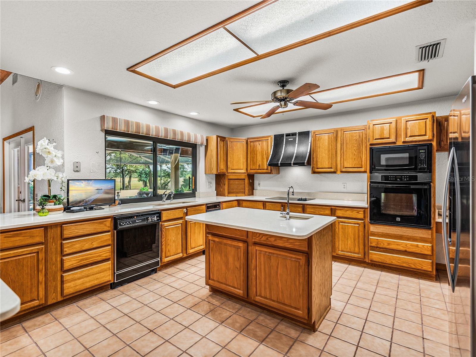 1341 COUNTRY OAKS BLVD