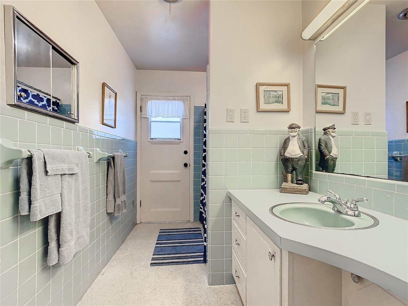 1117 N LAKESHORE BLVD