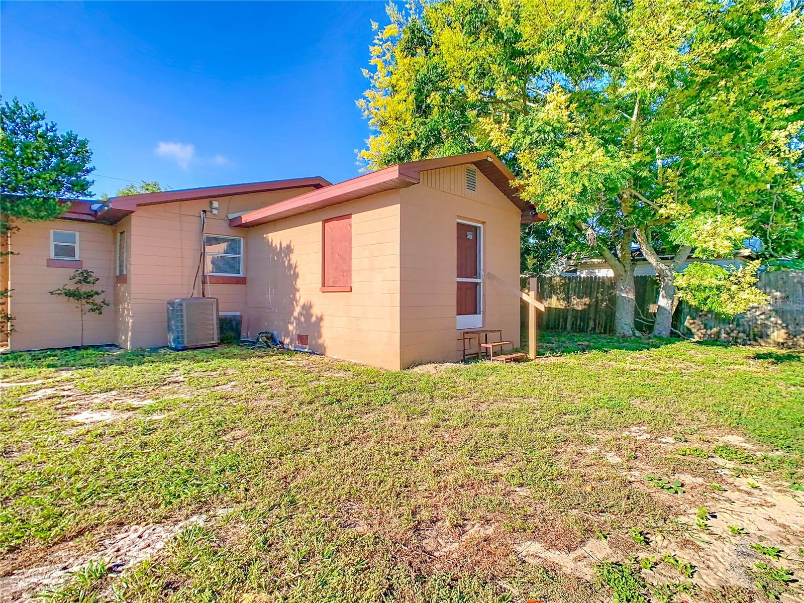 1061 HIAWATHA AVE