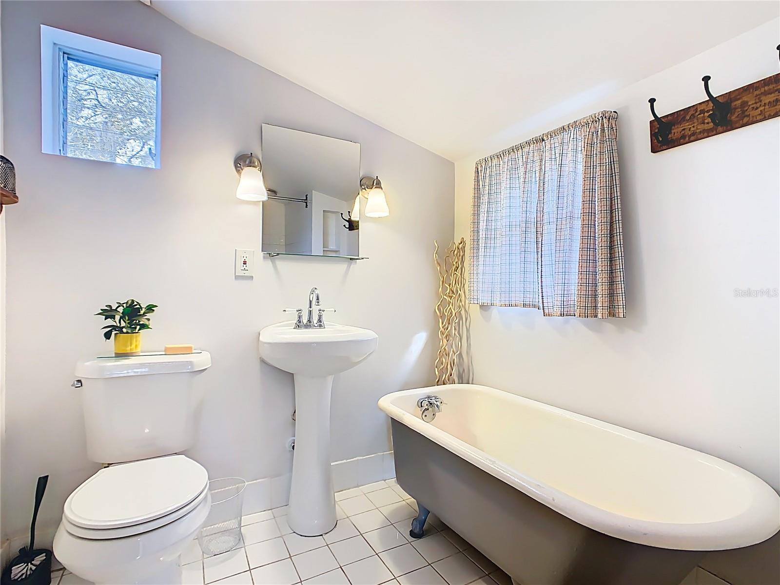 1124 SAINT ANNE SHRINE RD