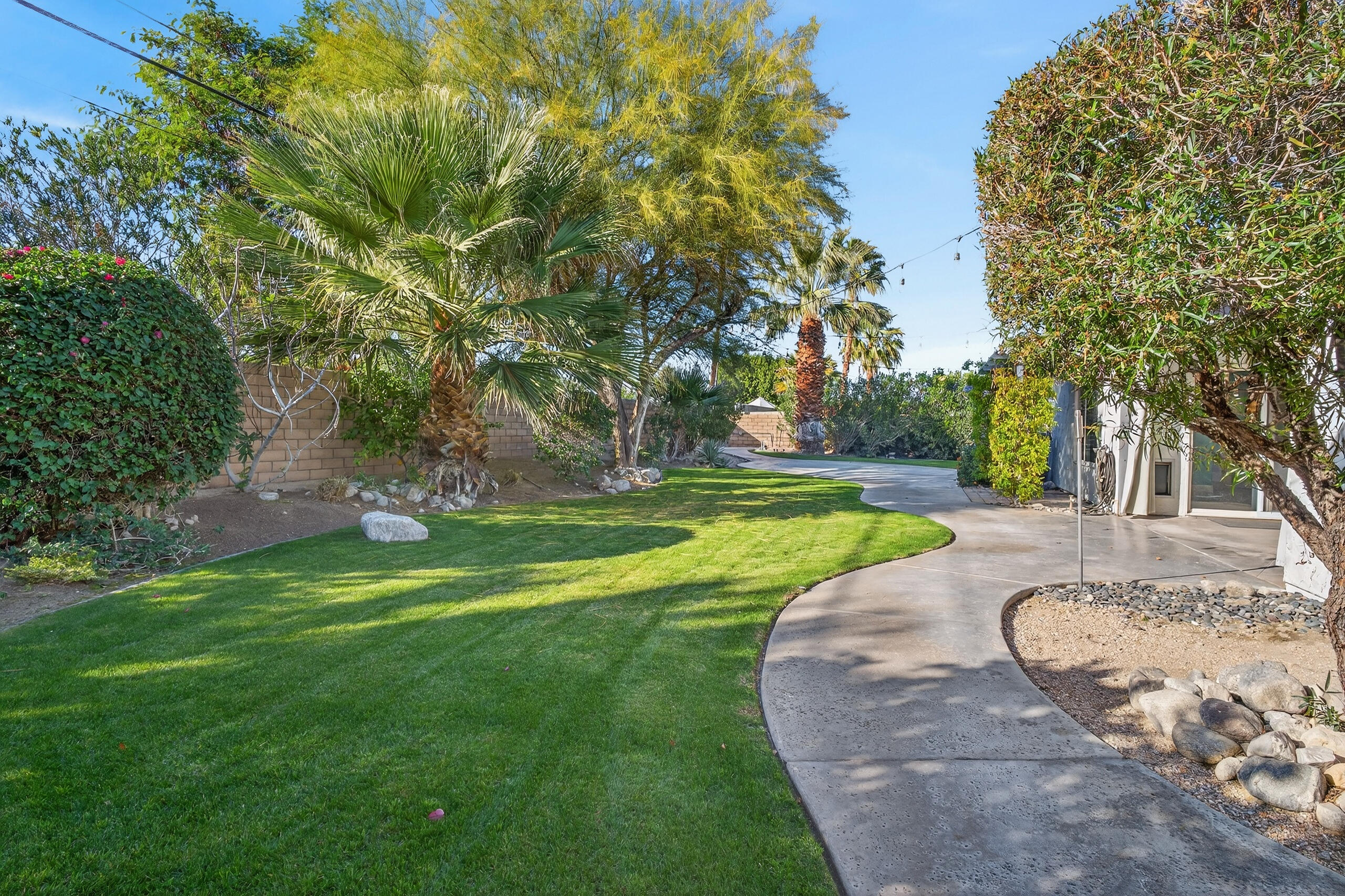 2911 N Cypress RD