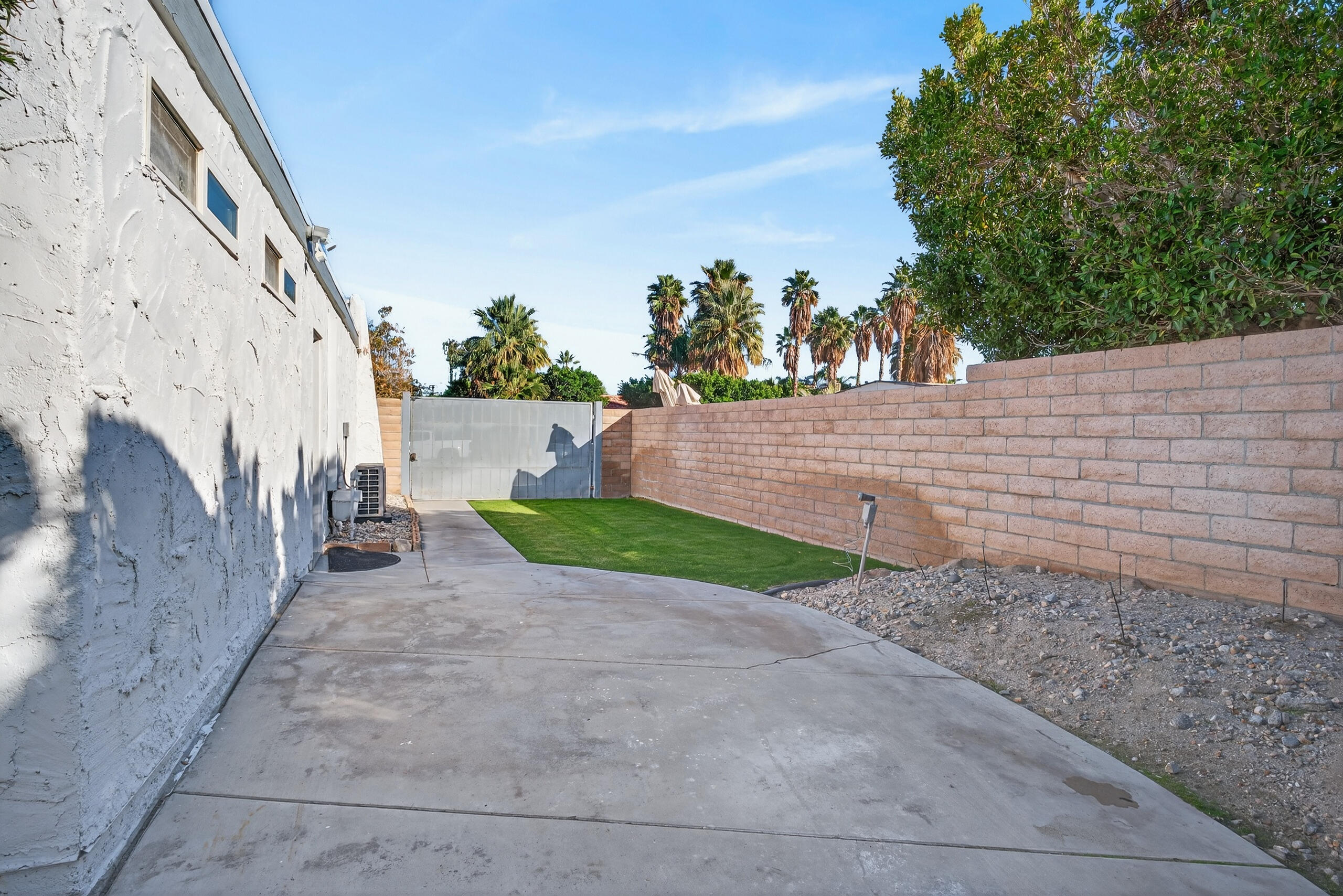 2911 N Cypress RD