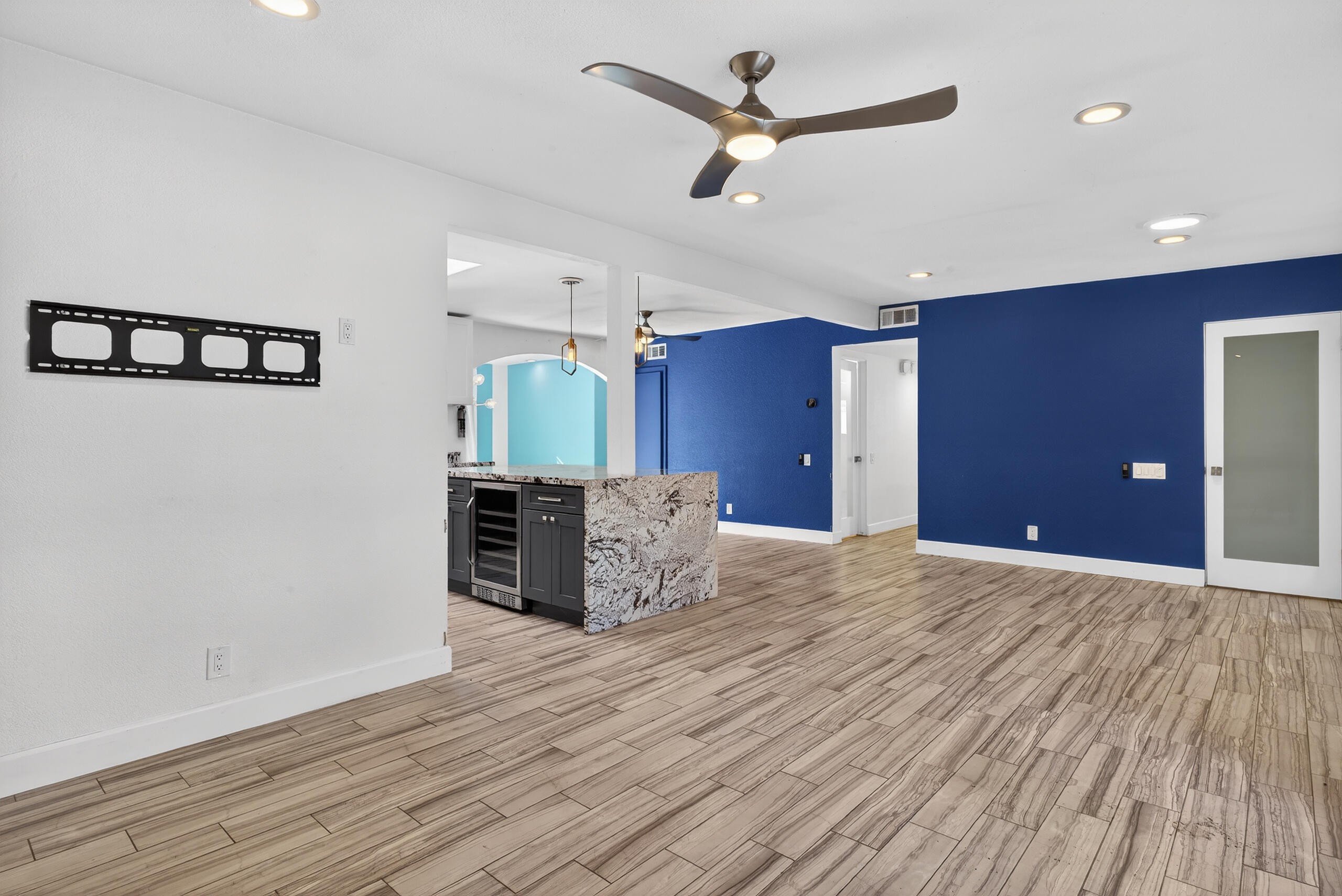 2911 N Cypress RD
