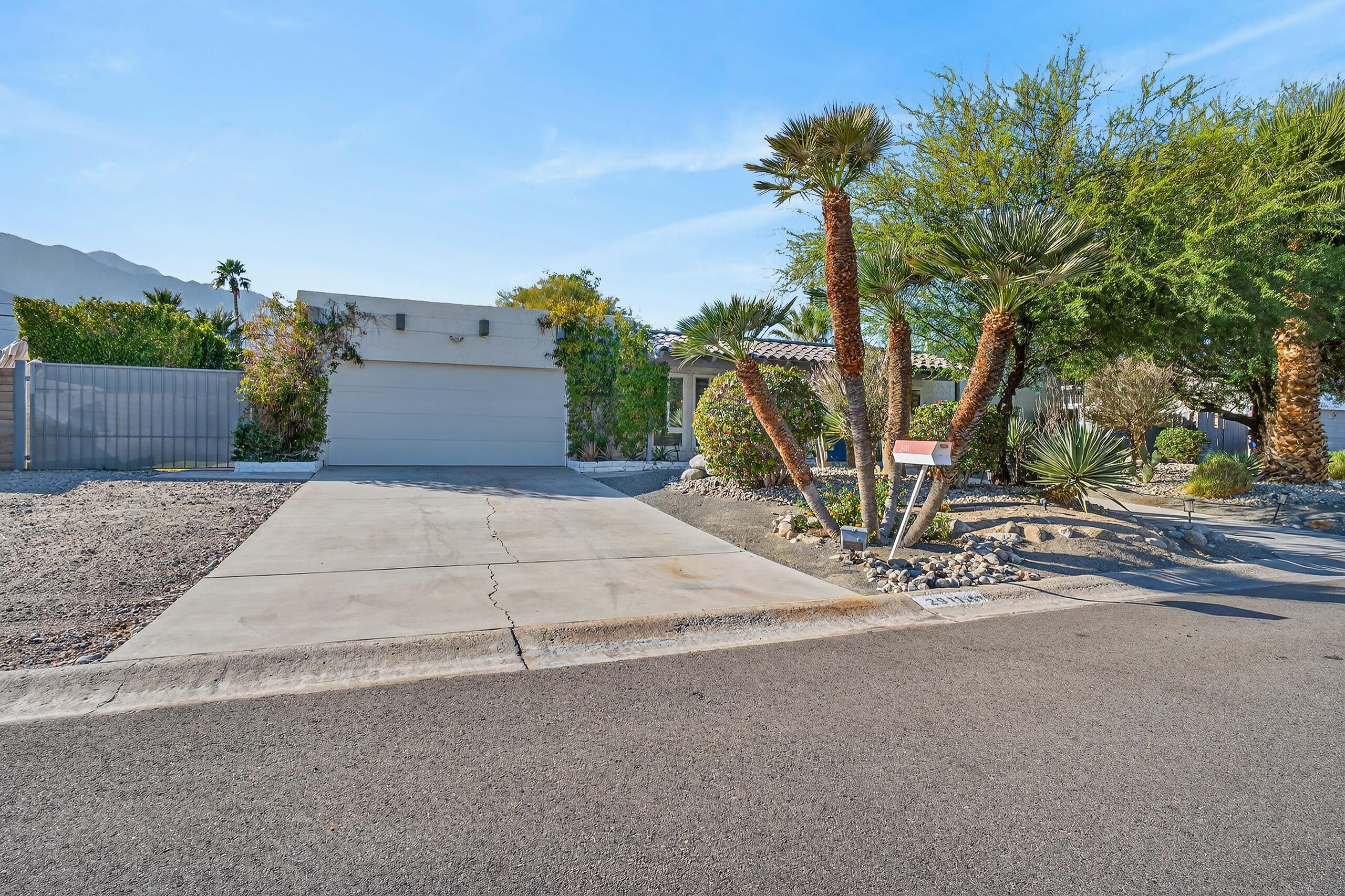 2911 N Cypress RD