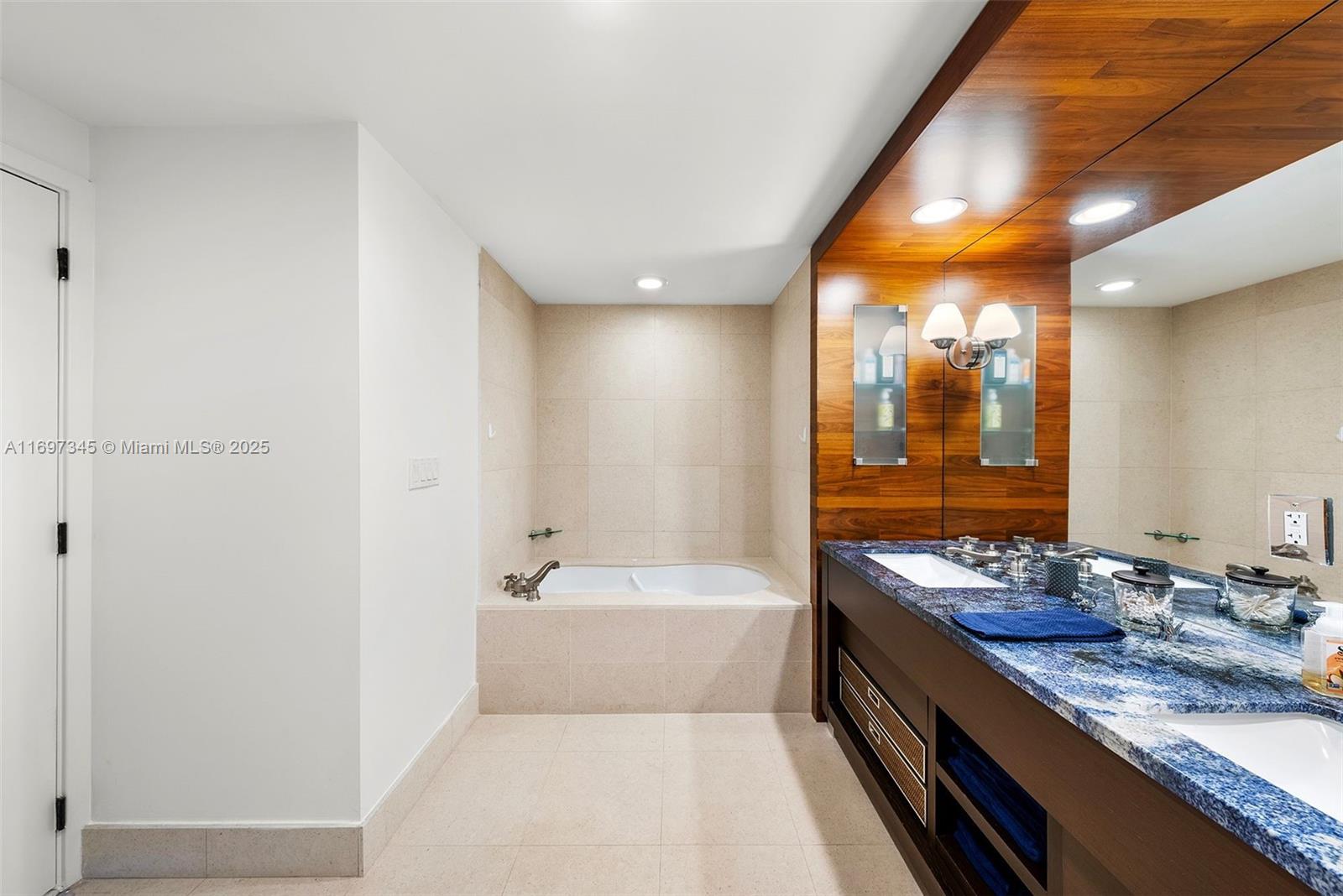 6799 Collins Ave # 1704
