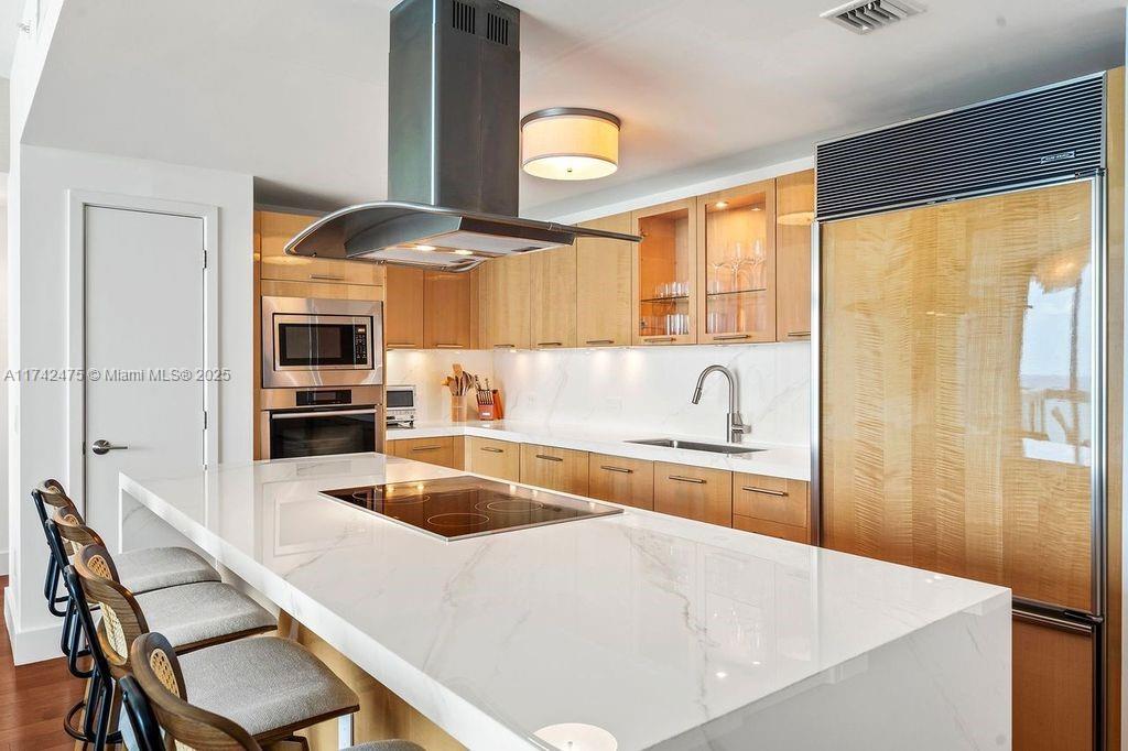 6899 Collins Ave # 1107