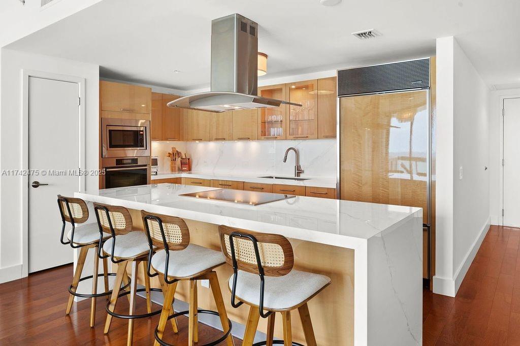 6899 Collins Ave # 1107