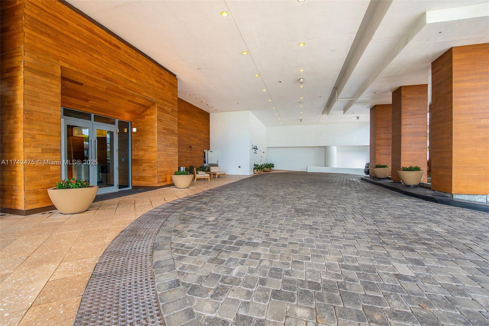 6899 Collins Ave # 1107