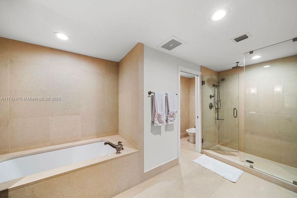 6899 Collins Ave # 1107