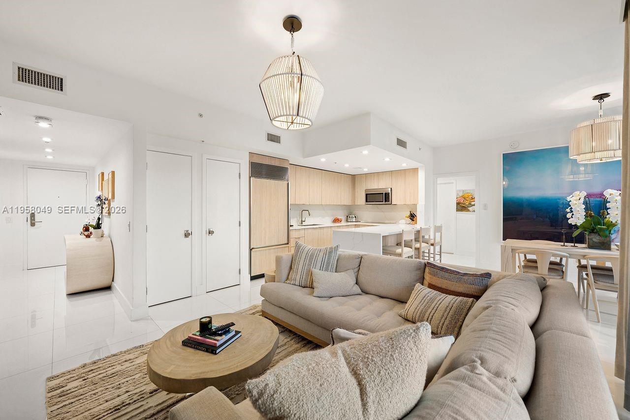 6899 Collins Ave # 1810