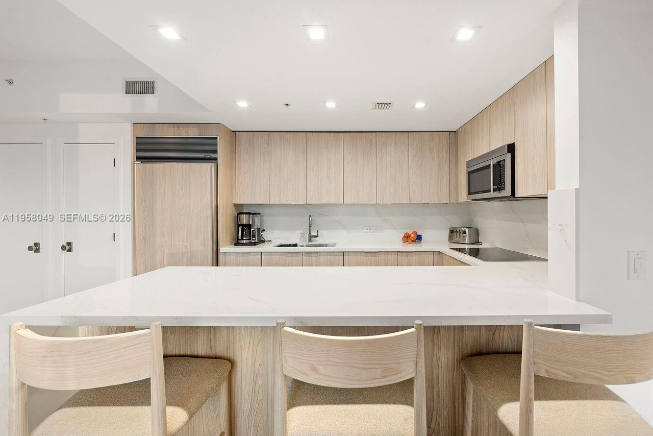 6899 Collins Ave # 1810