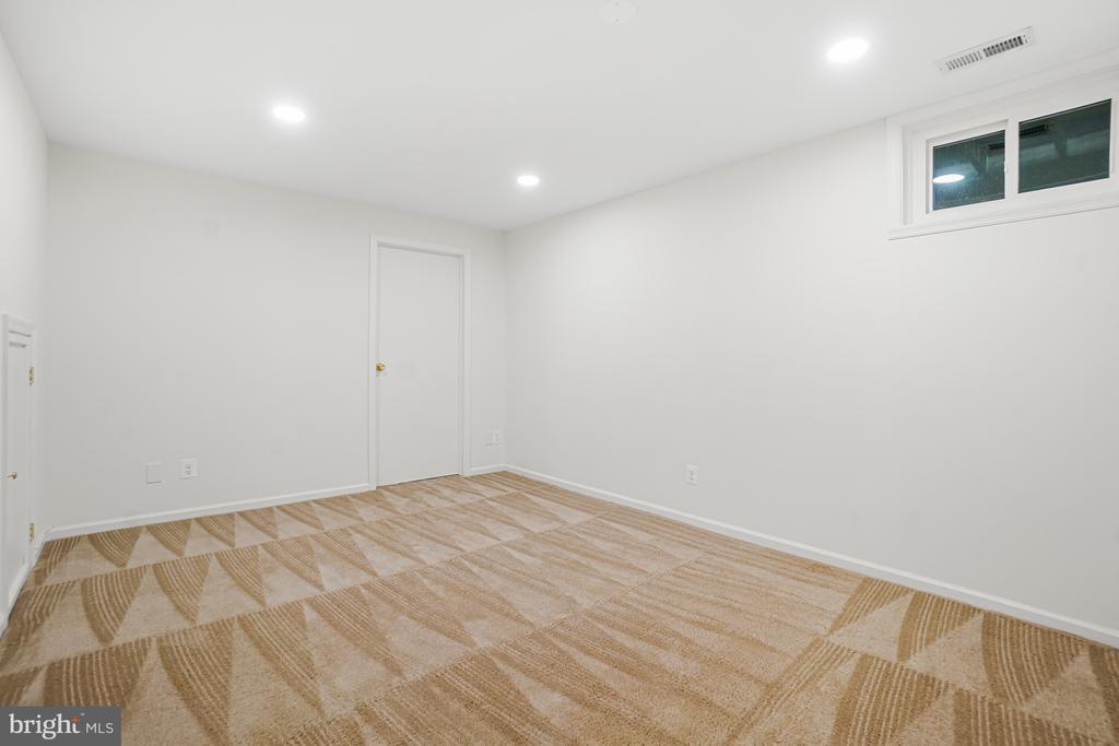 746 ARBOR COURT