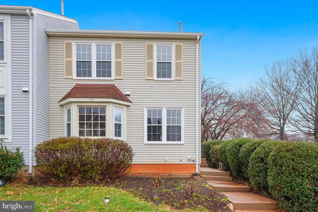 746 ARBOR COURT