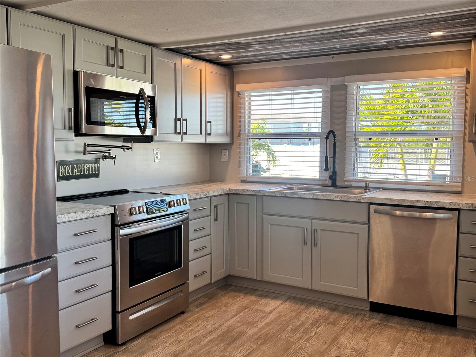 2216 PENNSYLVANIA AVE