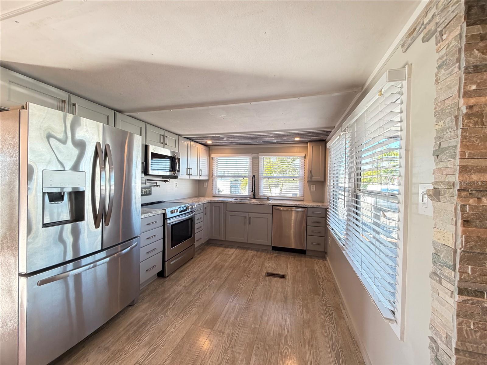 2216 PENNSYLVANIA AVE