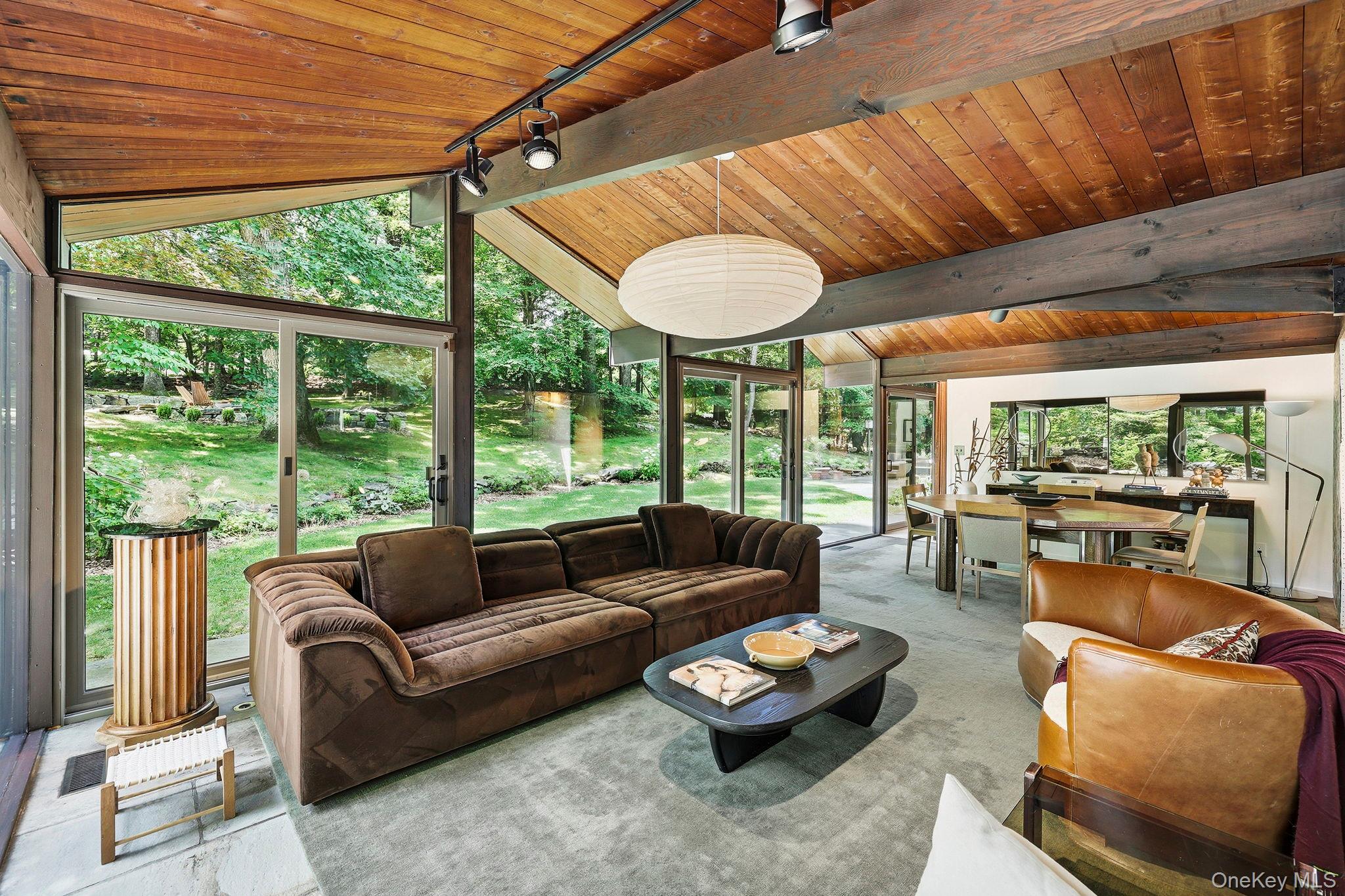 670 Long Hill Road W