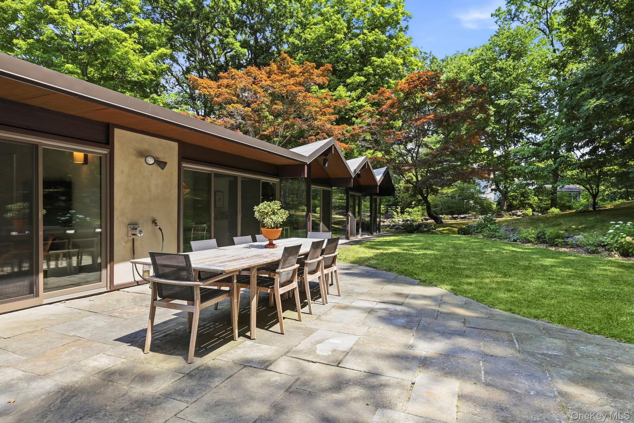 670 Long Hill Road W