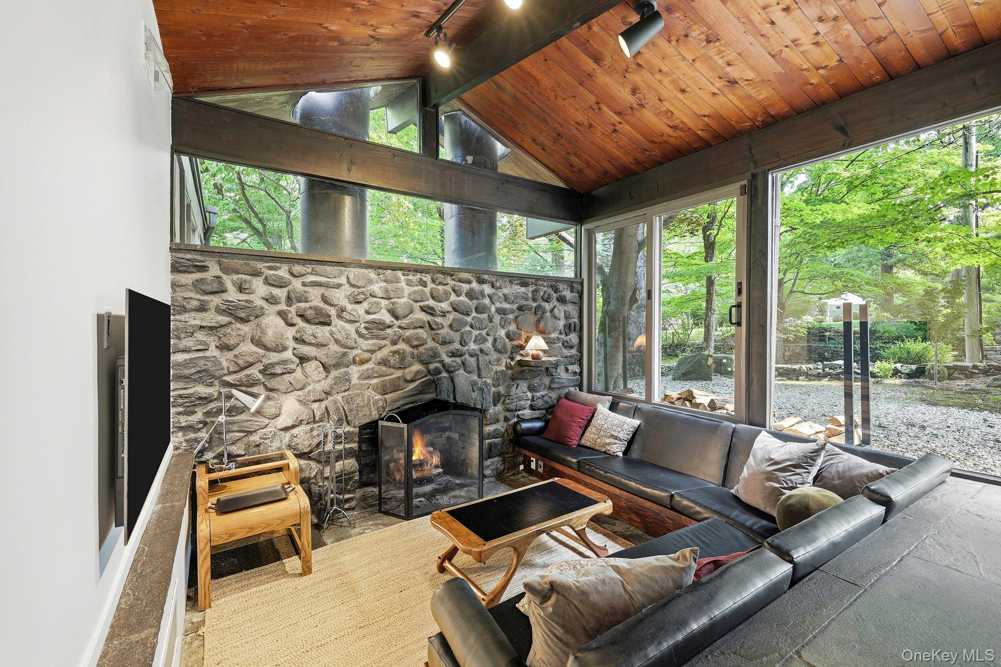 670 Long Hill Road W
