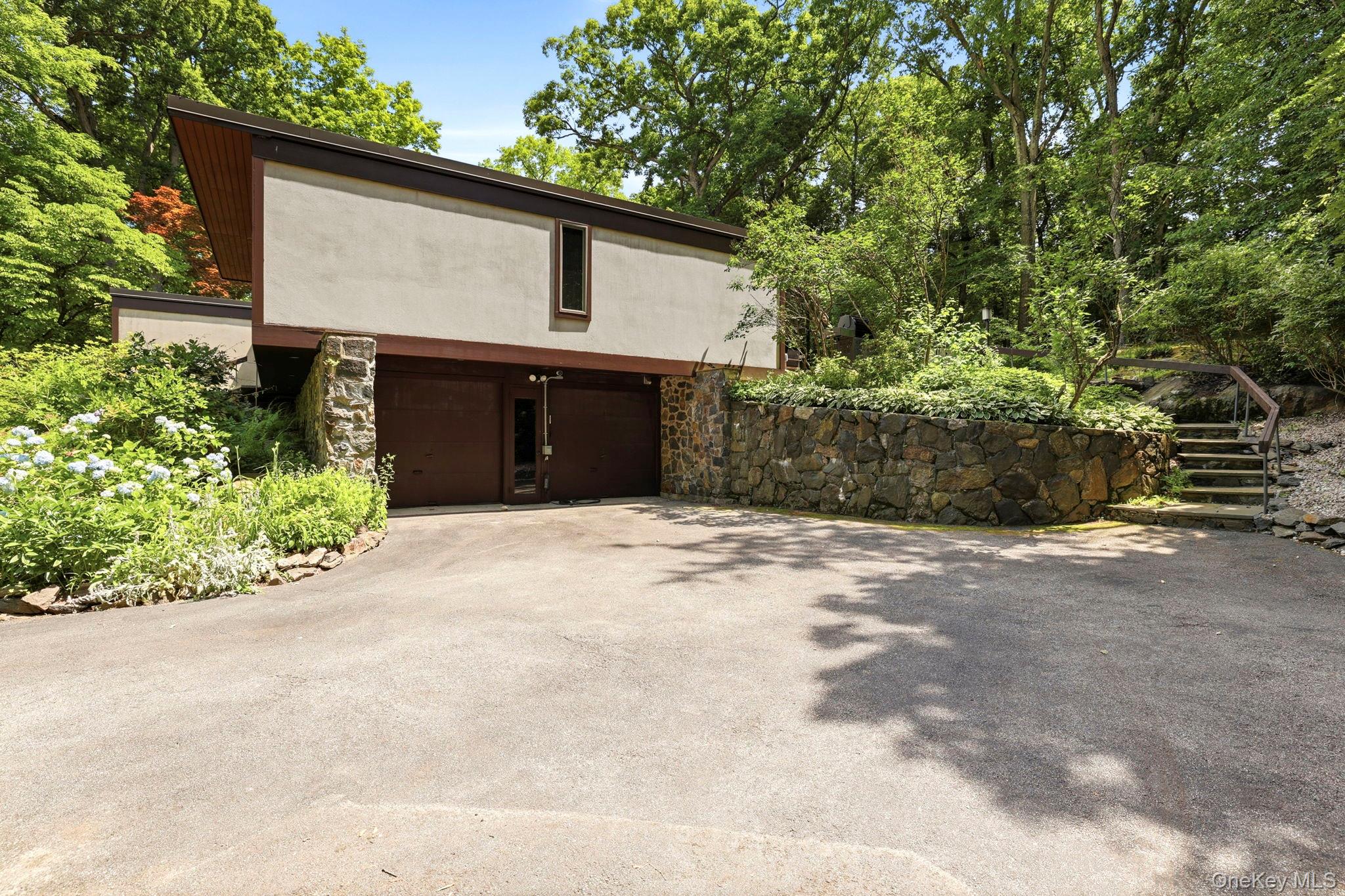 670 Long Hill Road W